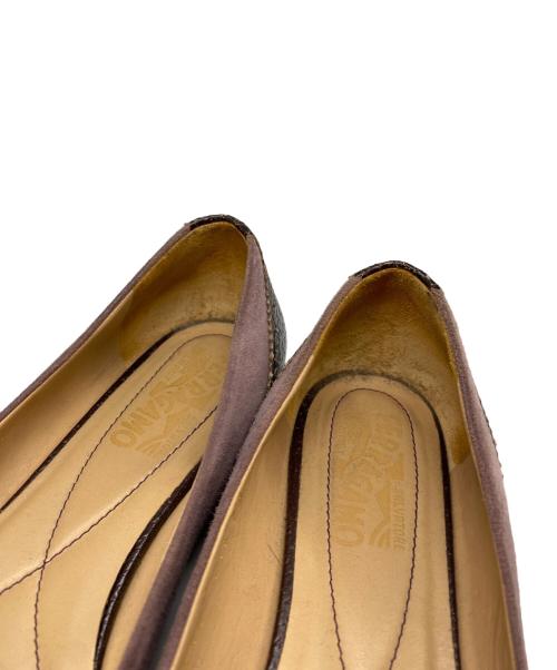 Salvatore Ferragamo（サルヴァトーレ フェラガモ）Salvatore Ferragamo (サルヴァトーレ フェラガモ) ヴァラ・リボンパンプス ブラウン×パープル サイズ:6の古着・服飾アイテム