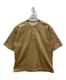 AURALEE（オーラリー）の古着「STAND UP HENLEY NECK TEE」｜ベージュ