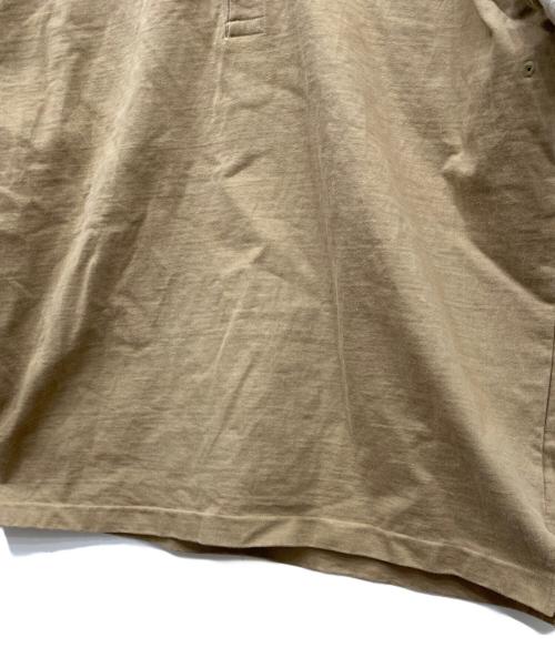AURALEE（オーラリー）AURALEE (オーラリー) STAND UP HENLEY NECK TEE ベージュ サイズ:3の古着・服飾アイテム