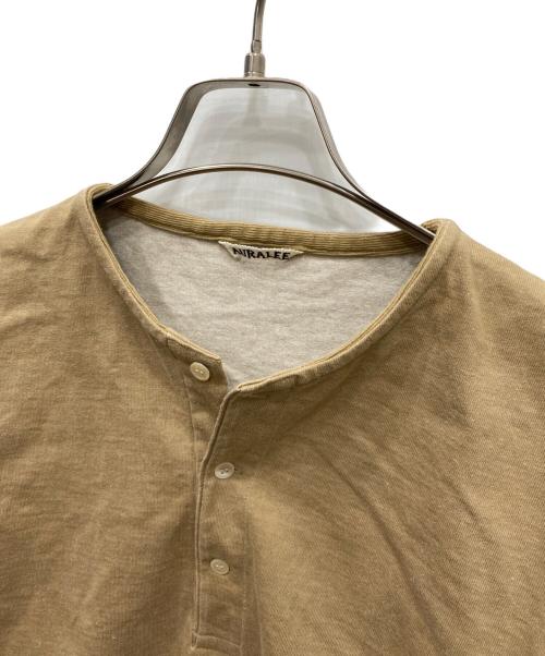 AURALEE（オーラリー）AURALEE (オーラリー) STAND UP HENLEY NECK TEE ベージュ サイズ:3の古着・服飾アイテム