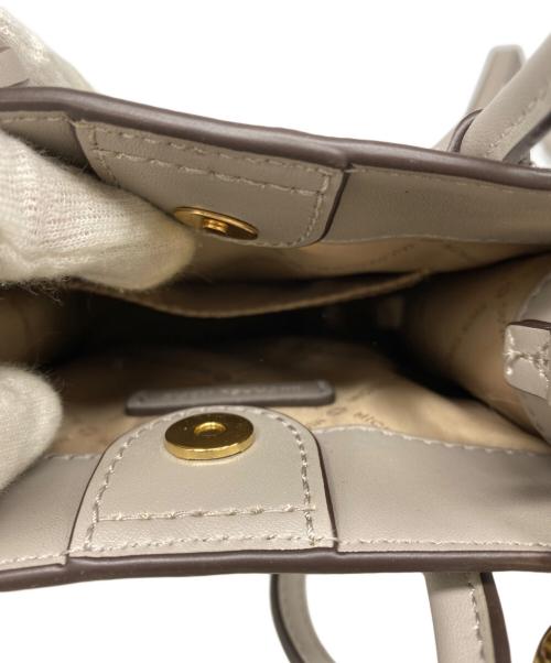 MICHAEL KORS（マイケルコース）MICHAEL KORS (マイケルコース) MERCER XS NS SHOPPER XBODY ホワイトの古着・服飾アイテム