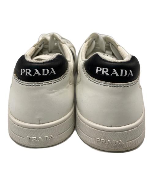 PRADA（プラダ）PRADA (プラダ) スニーカー ホワイト×ブラック サイズ:7の古着・服飾アイテム