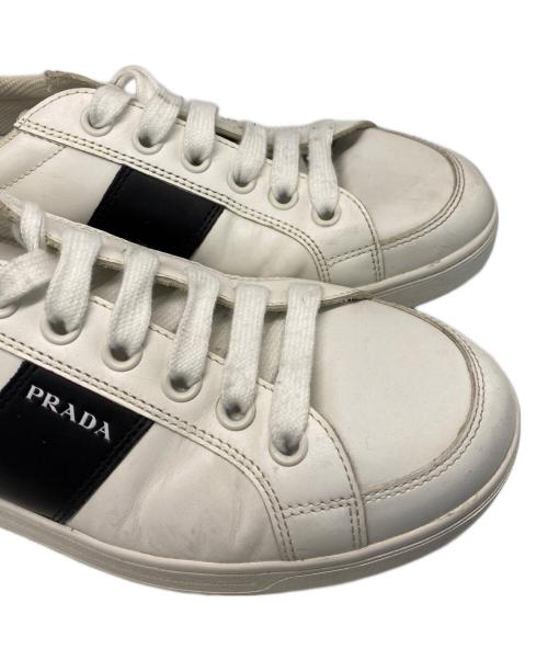 PRADA（プラダ）PRADA (プラダ) スニーカー ホワイト×ブラック サイズ:7の古着・服飾アイテム