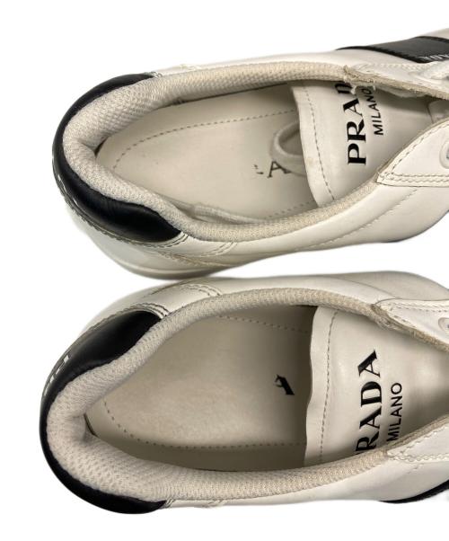 PRADA（プラダ）PRADA (プラダ) スニーカー ホワイト×ブラック サイズ:7の古着・服飾アイテム
