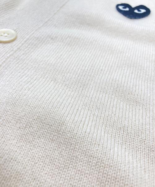 PLAY COMME des GARCONS（プレイコムデギャルソン）PLAY COMME des GARCONS (プレイ コムデギャルソン) カシミヤハートワッペンカーディガン ベージュ サイズ:Lの古着・服飾アイテム
