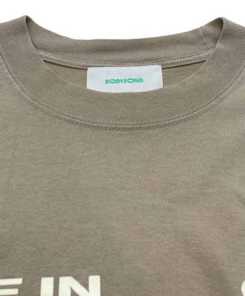 bodysong.（ボディソング）bodysong. (ボディソング) Tシャツ ベージュ サイズ:Lの古着・服飾アイテム