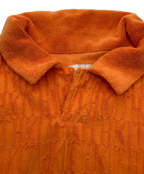 KITH（キス）KITH (キス) モノグラムレオテリーポロシャツ オレンジ サイズ:Lの古着・服飾アイテム