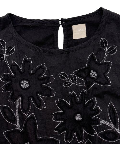 TSUHARU by samansa Mos2（ツハル バイ サマンサモスモス）TSUHARU by samansa Mos2 (ツハル バイ サマンサモスモス) 刺繍ノースリーブワンピース ブラック サイズ:FREEの古着・服飾アイテム