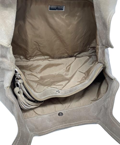 MIU MIU（ミュウミュウ）MIU MIU (ミュウミュウ) スウェードトートバッグ ベージュの古着・服飾アイテム