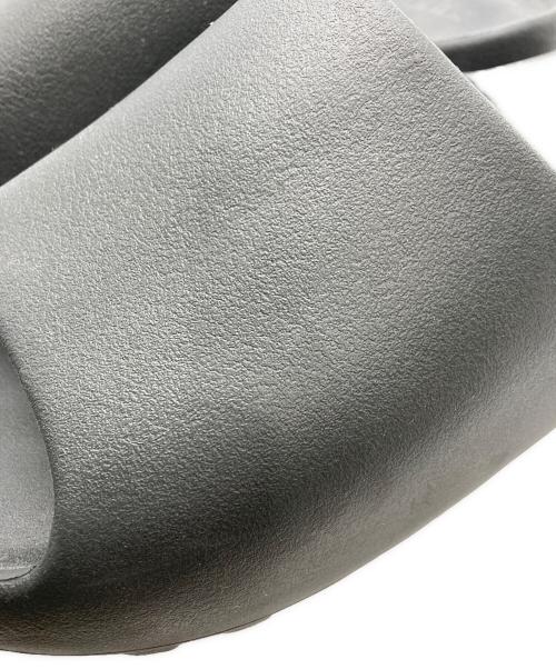 adidas（アディダス）adidas (アディダス) YEEZY Slide サンダル Dark Onyx サイズ:30.5ｃｍ/US12の古着・服飾アイテム