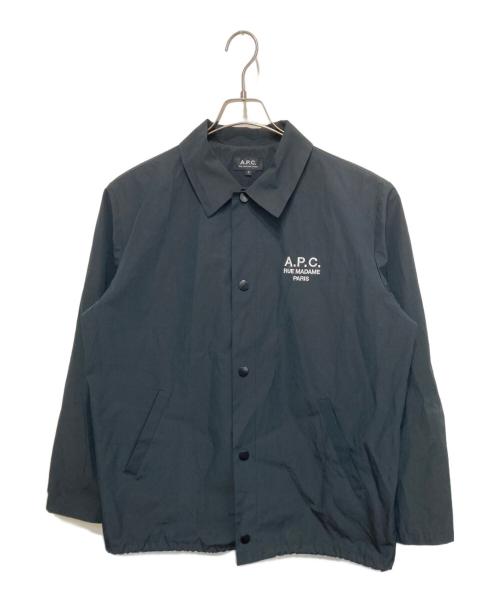 A.P.C.（アーペーセー）A.P.C. (アーペーセー) 刺繍ロゴナイロンコーチジャケット / BLOUSON RAYMOND ブラック サイズ:Ｓの古着・服飾アイテム