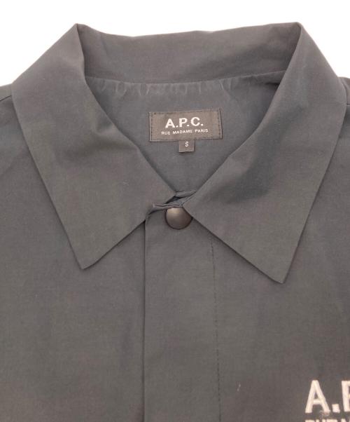 A.P.C.（アーペーセー）A.P.C. (アーペーセー) 刺繍ロゴナイロンコーチジャケット / BLOUSON RAYMOND ブラック サイズ:Ｓの古着・服飾アイテム