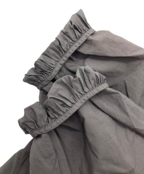 UNITED ARROWS TOKYO（ユナイテッドアローズトウキョウ）UNITED ARROWS TOKYO (ユナイテッドアローズトウキョウ) フリルショートスリーブブラウス グレー サイズ:Fの古着・服飾アイテム