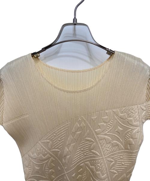 PLEATS PLEASE（プリーツプリーズ）PLEATS PLEASE (プリーツプリーズ) エンボス加工 型押し プリーツカットソー ベージュ サイズ:-の古着・服飾アイテム