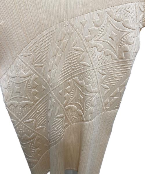 PLEATS PLEASE（プリーツプリーズ）PLEATS PLEASE (プリーツプリーズ) エンボス加工 型押し プリーツカットソー ベージュ サイズ:-の古着・服飾アイテム