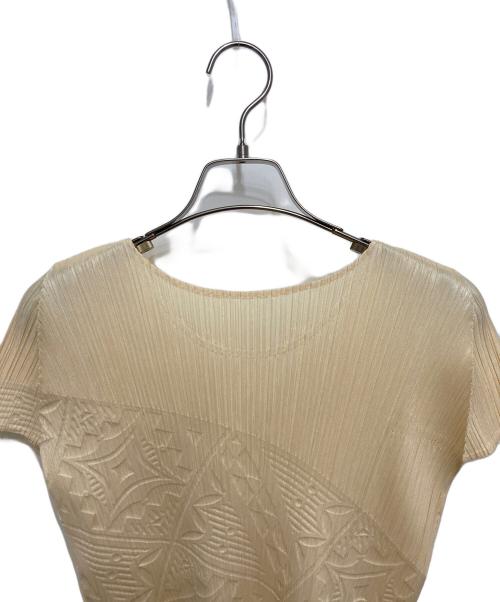 PLEATS PLEASE（プリーツプリーズ）PLEATS PLEASE (プリーツプリーズ) エンボス加工 型押し プリーツカットソー ベージュ サイズ:-の古着・服飾アイテム