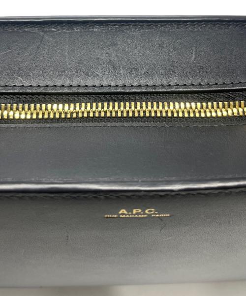 A.P.C.（アーペーセー）A.P.C. (アーペーセー) SAC FARRAH MEDIUM ショルダーバッグ ブラックの古着・服飾アイテム