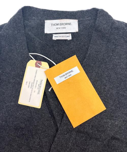 Thom Browne（トムブラウン）Thom Browne (トムブラウン) クラシック カシミヤ 4BAR Vネック カーディガンベスト ダークグレーの古着・服飾アイテム