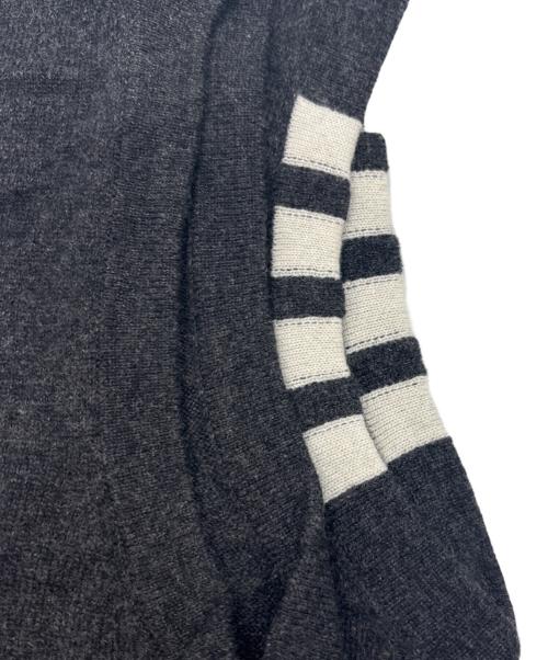 Thom Browne（トムブラウン）Thom Browne (トムブラウン) クラシック カシミヤ 4BAR Vネック カーディガンベスト ダークグレーの古着・服飾アイテム