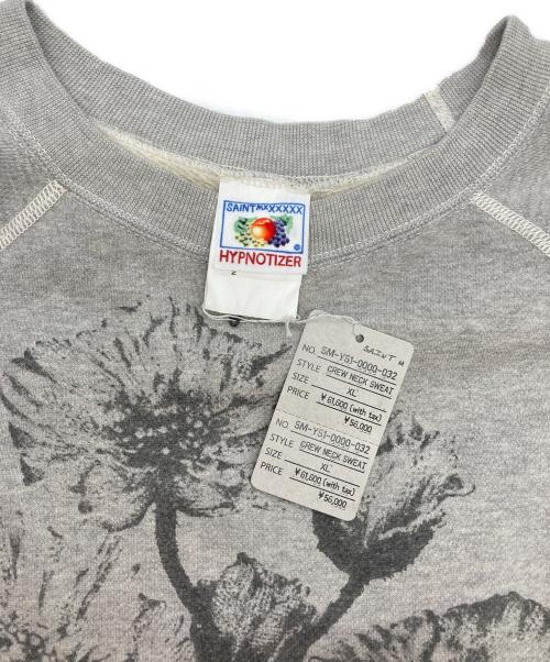SAINT Mxxxxxx（セントマイケル）SAINT Mxxxxxx (セントマイケル) CREW SWT / FLOWER / GRAY / ダメージ加工スウェット グレー サイズ:XLの古着・服飾アイテム