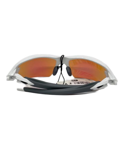 OAKLEY（オークリー）OAKLEY (オークリー) FLAK 2.0 サングラス ホワイト×グレー サイズ:61□12 133の古着・服飾アイテム