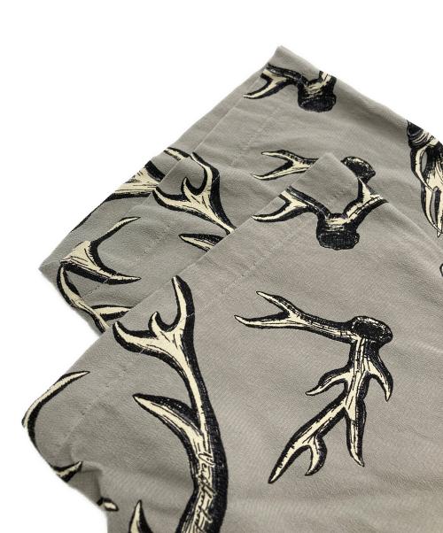 NEIGHBORHOOD（ネイバーフッド）NEIGHBORHOOD (ネイバーフッド) ホーン総柄 S/Sシャツ グレー サイズ:Lの古着・服飾アイテム