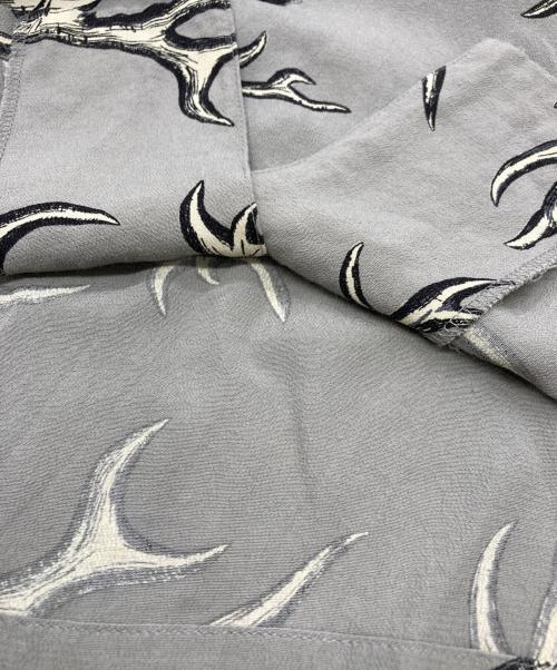 NEIGHBORHOOD（ネイバーフッド）NEIGHBORHOOD (ネイバーフッド) ホーン総柄 S/Sシャツ グレー サイズ:Lの古着・服飾アイテム