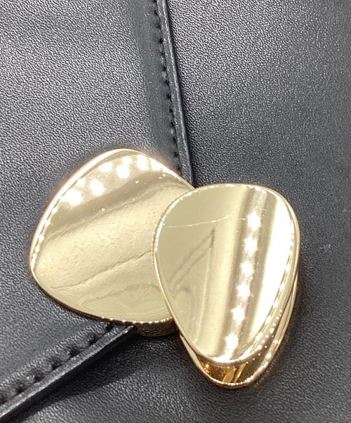 CHARLES & KEITH（チャールズアンドキース）CHARLES & KEITH (チャールズ＆キース) メタリックプッシュロック クロスボディバッグ ブラックの古着・服飾アイテム