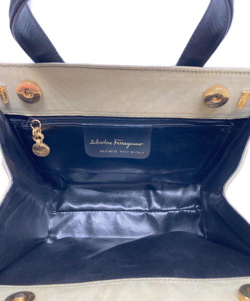 Salvatore Ferragamo（サルヴァトーレ フェラガモ）Salvatore Ferragamo (サルヴァトーレ フェラガモ) ヴァラリボン ハンドバッグ ベージュの古着・服飾アイテム