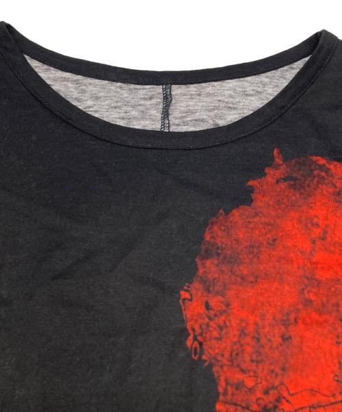 YOHJI YAMAMOTO（ヨウジヤマモト）YOHJI YAMAMOTO (ヨウジヤマモト) グラフィックデザインカットソー ブラック×レッド サイズ:2の古着・服飾アイテム