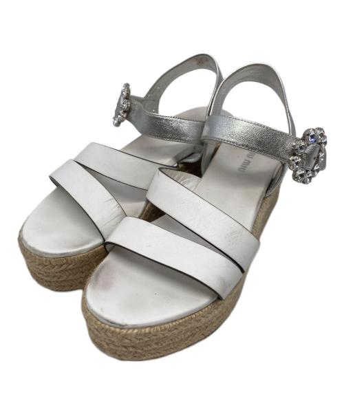 MIU MIU（ミュウミュウ）MIU MIU (ミュウミュウ) レザージュエルバックルプラットフォームサンダル ホワイト×ベージュ サイズ:36 1/2の古着・服飾アイテム