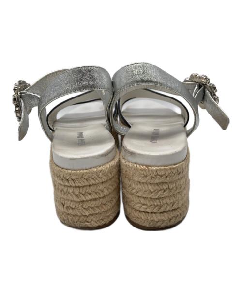 MIU MIU（ミュウミュウ）MIU MIU (ミュウミュウ) レザージュエルバックルプラットフォームサンダル ホワイト×ベージュ サイズ:36 1/2の古着・服飾アイテム