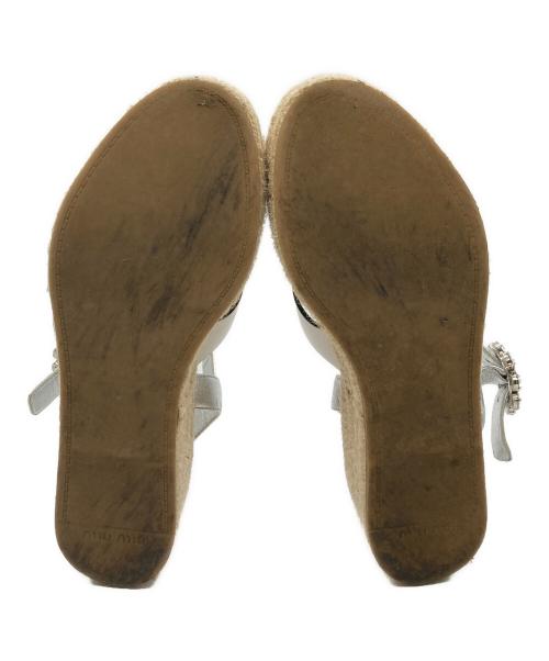 MIU MIU（ミュウミュウ）MIU MIU (ミュウミュウ) レザージュエルバックルプラットフォームサンダル ホワイト×ベージュ サイズ:36 1/2の古着・服飾アイテム