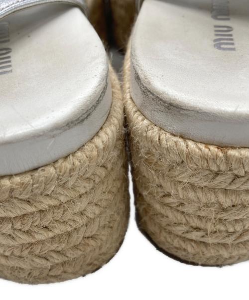 MIU MIU（ミュウミュウ）MIU MIU (ミュウミュウ) レザージュエルバックルプラットフォームサンダル ホワイト×ベージュ サイズ:36 1/2の古着・服飾アイテム