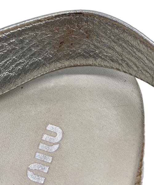 MIU MIU（ミュウミュウ）MIU MIU (ミュウミュウ) レザージュエルバックルプラットフォームサンダル ホワイト×ベージュ サイズ:36 1/2の古着・服飾アイテム