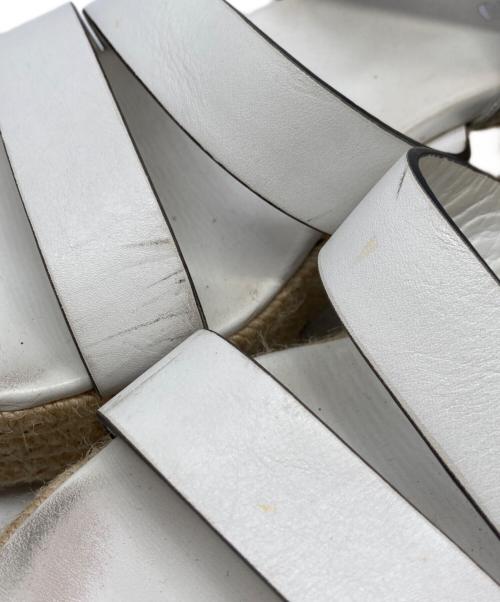 MIU MIU（ミュウミュウ）MIU MIU (ミュウミュウ) レザージュエルバックルプラットフォームサンダル ホワイト×ベージュ サイズ:36 1/2の古着・服飾アイテム