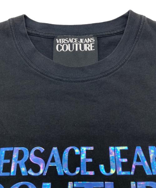 VERSACE JEANS COUTURE（ヴェルサーチ ジーンズクチュール）VERSACE JEANS COUTURE (ヴェルサーチ ジーンズクチュール) ホロロゴプリントTシャツ ブラック サイズ:Ｍの古着・服飾アイテム