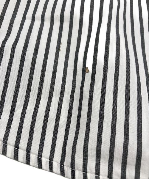 stussy（ステューシー）stussy (ステューシー) SSリンク刺繍ストライプシャツ ホワイト×グレー サイズ:Lの古着・服飾アイテム