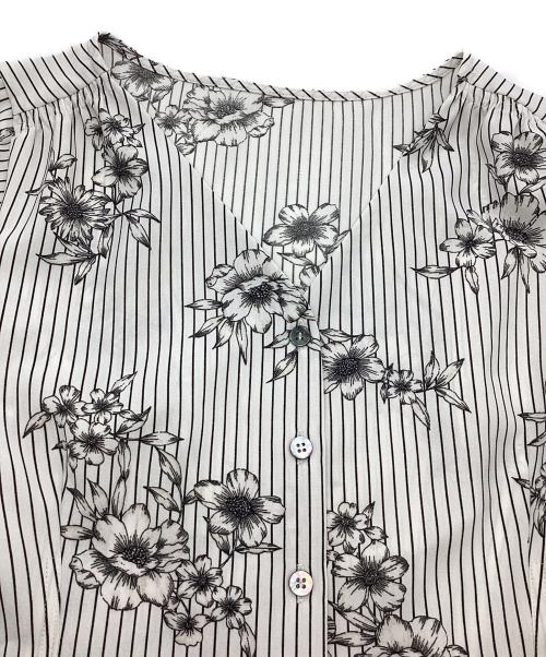 IENA（イエナ）IENA (イエナ) ストライプフラワー 前ボタンVネックブラウス ホワイト サイズ:FREEの古着・服飾アイテム