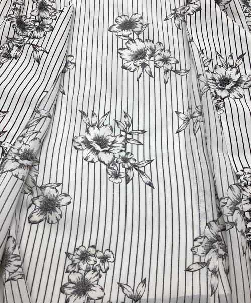 IENA（イエナ）IENA (イエナ) ストライプフラワー 前ボタンVネックブラウス ホワイト サイズ:FREEの古着・服飾アイテム