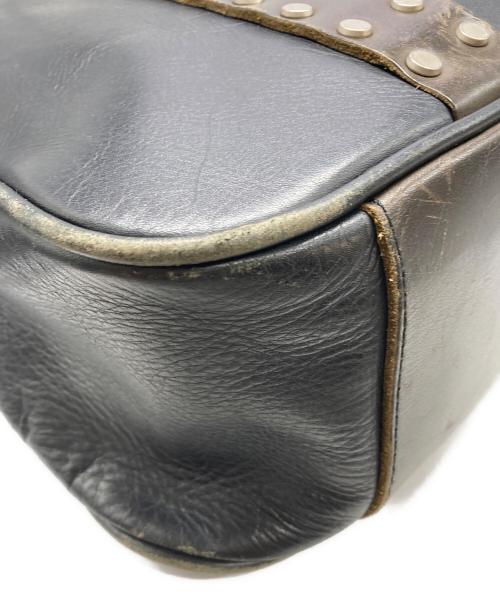 Yohji Yamamoto pour homme（ヨウジヤマモト プールオム）Yohji Yamamoto pour homme (ヨウジヤマモト プールオム) スタッズレザーショルダーバッグ ブラックの古着・服飾アイテム