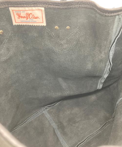 YOUNG & OLSEN The DRYGOODS STORE（ヤングアンドオルセン ザ ドライグッズストア）YOUNG & OLSEN The DRYGOODS STORE (ヤングアンドオルセン ザ ドライグッズストア) IENA (イエナ) EMBOSSED レザートートバッグ（M） ブラックの古着・服飾アイテム