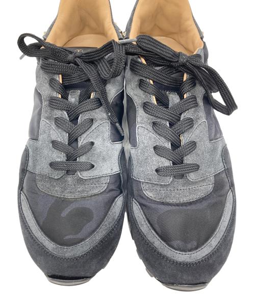 VALENTINO GARAVANI（ヴァレンティノ・ガラヴァーニ）VALENTINO GARAVANI (ヴァレンティノ・ガラヴァーニ) スタッズ迷彩スニーカー ブラック サイズ:42の古着・服飾アイテム