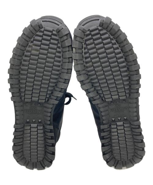 VALENTINO GARAVANI（ヴァレンティノ・ガラヴァーニ）VALENTINO GARAVANI (ヴァレンティノ・ガラヴァーニ) スタッズ迷彩スニーカー ブラック サイズ:42の古着・服飾アイテム