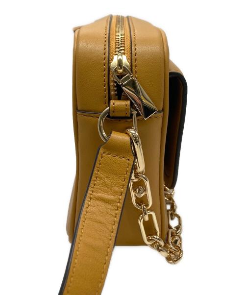 MICHAEL KORS（マイケル・コース）MICHAEL KORS (マイケルコース) PARKER チェーンスワッグ カメラクロスボディ ミディアム イエローの古着・服飾アイテム