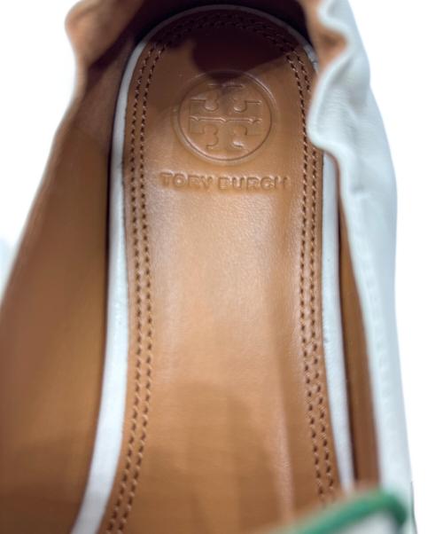 TORY BURCH（トリーバーチ）TORY BURCH (トリーバーチ) ミニベントンチャーム 20mm ローファー ホワイト サイズ:US7の古着・服飾アイテム