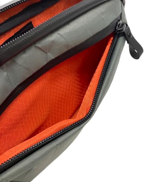 ALPAKA（アルパカ）ALPAKA (アルパカ) エレメンツテックケースマックスショルダーバッグ グレーの古着・服飾アイテム