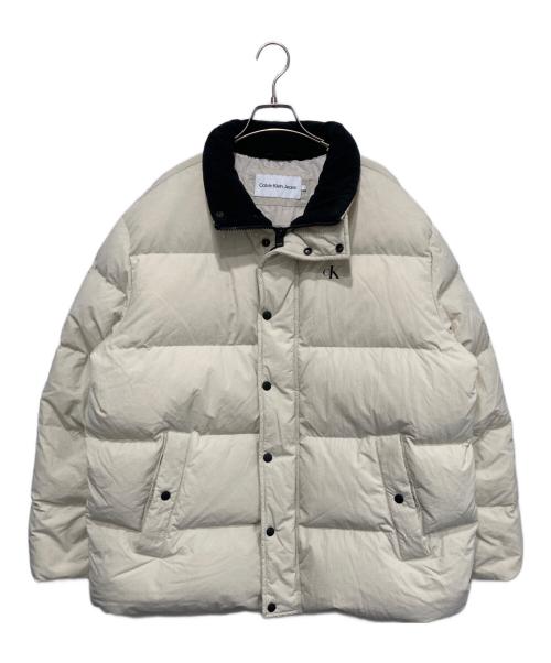 Calvin Klein Jeans（カルバンクラインジーンズ）Calvin Klein Jeans (カルバンクラインジーンズ) バッジオーバーサイズ ダウンジャケット アイボリー サイズ:Lの古着・服飾アイテム