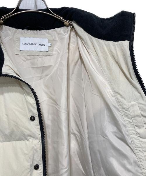 Calvin Klein Jeans（カルバンクラインジーンズ）Calvin Klein Jeans (カルバンクラインジーンズ) バッジオーバーサイズ ダウンジャケット アイボリー サイズ:Lの古着・服飾アイテム