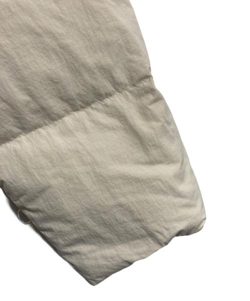 Calvin Klein Jeans（カルバンクラインジーンズ）Calvin Klein Jeans (カルバンクラインジーンズ) バッジオーバーサイズ ダウンジャケット アイボリー サイズ:Lの古着・服飾アイテム